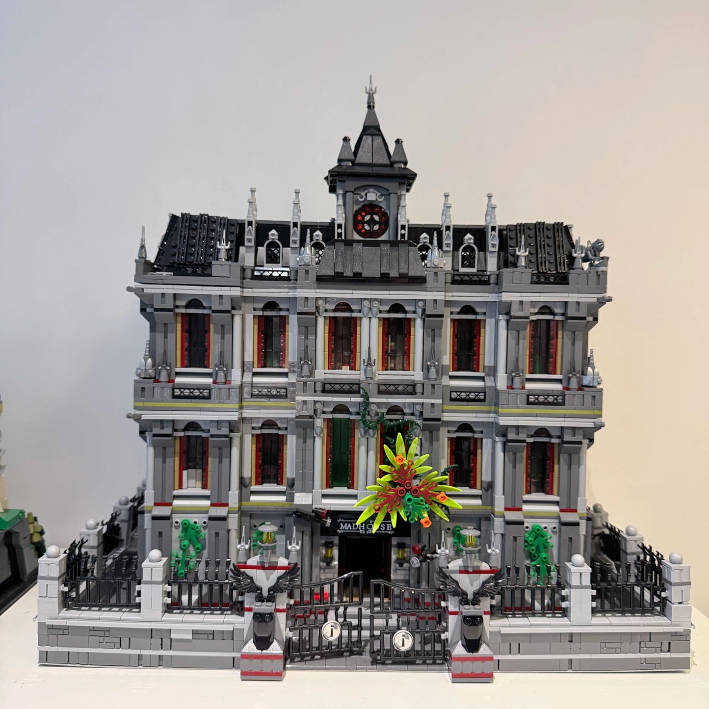 7527PCS Gothic Psychiatric Hospital Lunatic Hospital Building Blocks Set Haunted Mansion Style Construction Bricks Model Kit with Ornate Facade and Fence Details DIY Assembly Toys for Adults Ideal Birthday Holiday Gift Home O