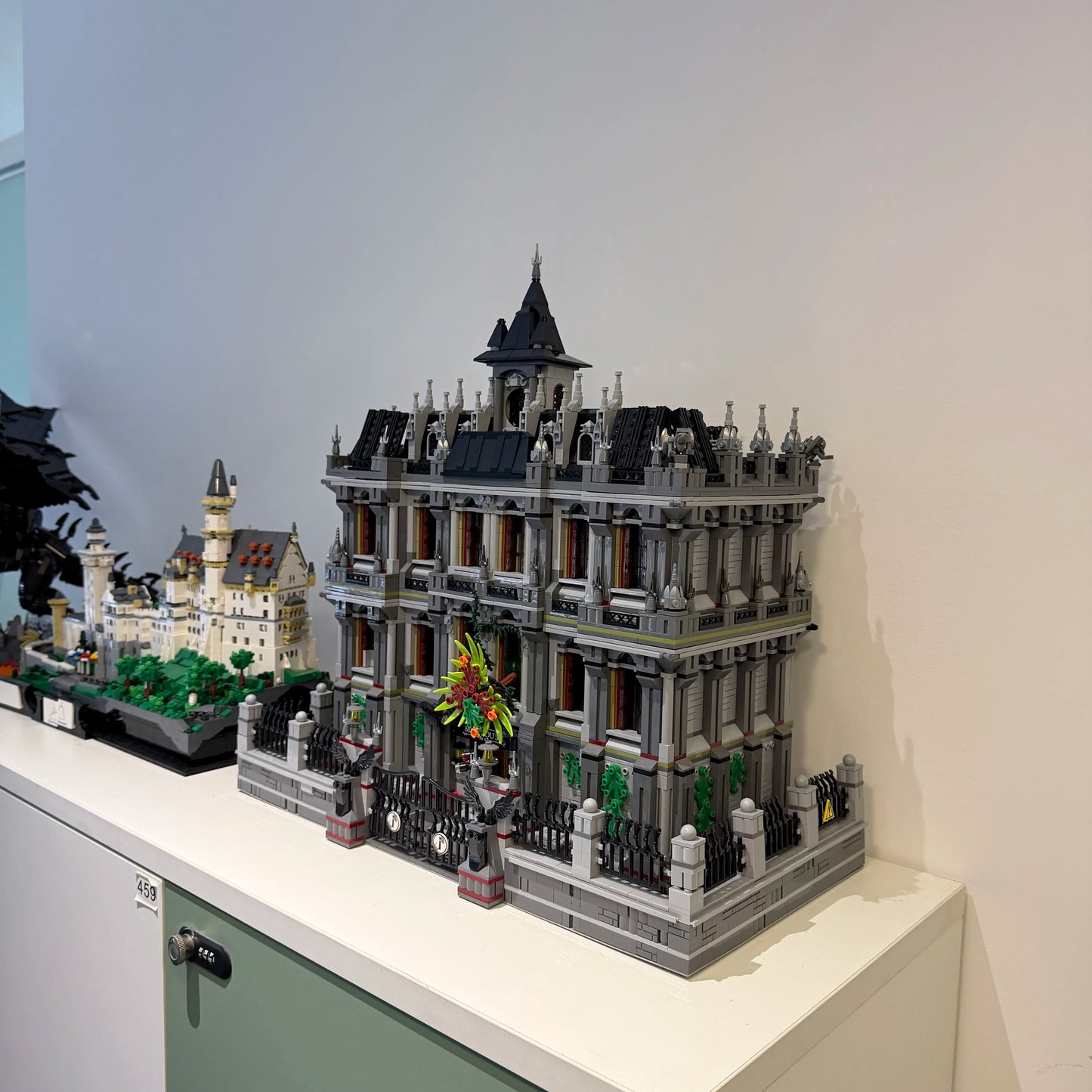 7527PCS Gothic Psychiatric Hospital Lunatic Hospital Building Blocks Set Haunted Mansion Style Construction Bricks Model Kit with Ornate Facade and Fence Details DIY Assembly Toys for Adults Ideal Birthday Holiday Gift Home O
