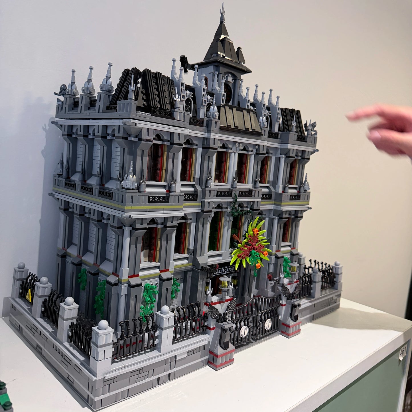 7527PCS Gothic Psychiatric Hospital Lunatic Hospital Building Blocks Set Haunted Mansion Style Construction Bricks Model Kit with Ornate Facade and Fence Details DIY Assembly Toys for Adults Ideal Birthday Holiday Gift Home O