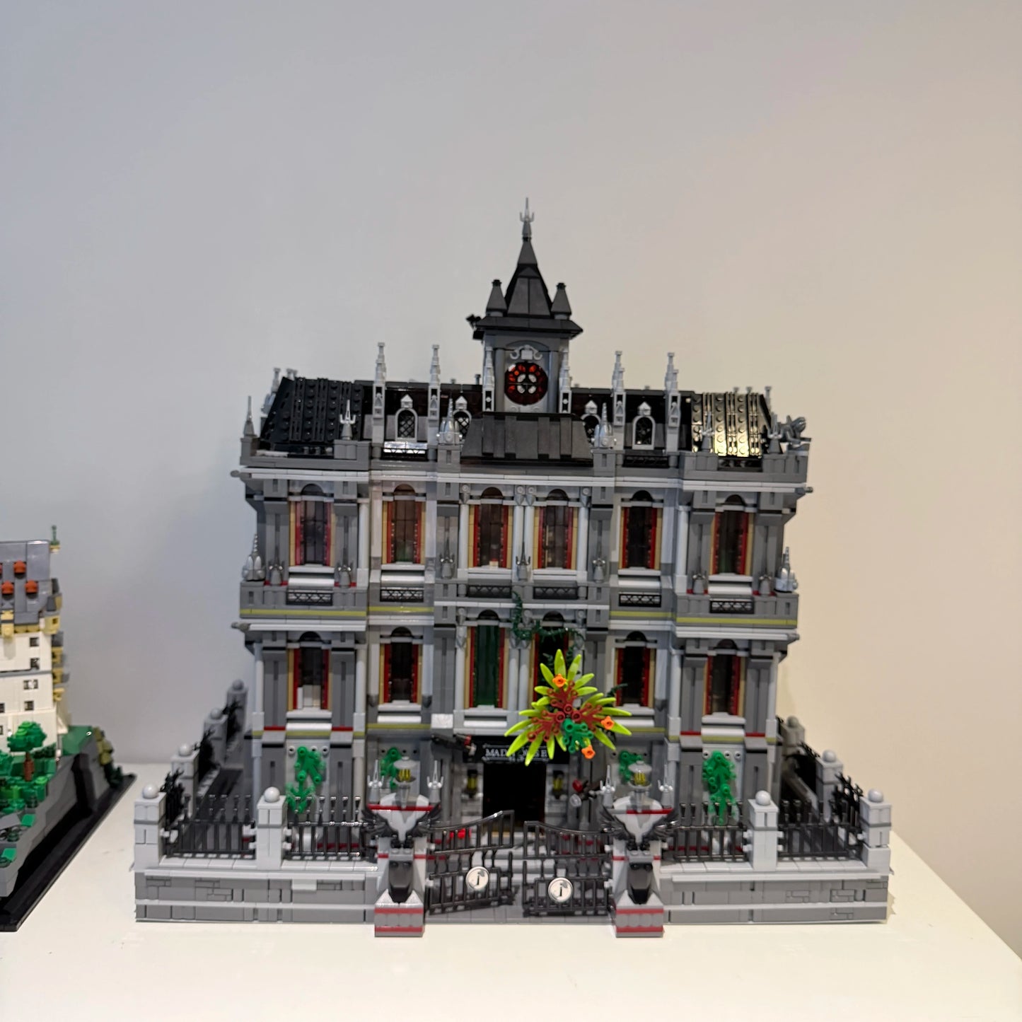 7527PCS Gothic Psychiatric Hospital Lunatic Hospital Building Blocks Set Haunted Mansion Style Construction Bricks Model Kit with Ornate Facade and Fence Details DIY Assembly Toys for Adults Ideal Birthday Holiday Gift Home O