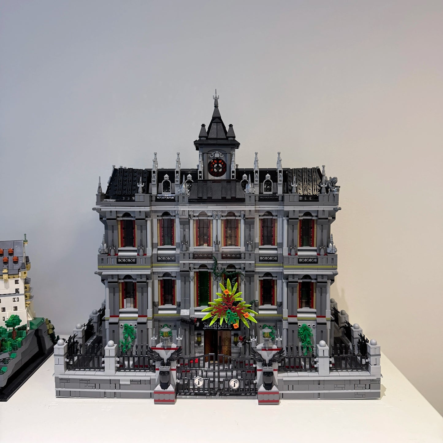 7527PCS Gothic Psychiatric Hospital Lunatic Hospital Building Blocks Set Haunted Mansion Style Construction Bricks Model Kit with Ornate Facade and Fence Details DIY Assembly Toys for Adults Ideal Birthday Holiday Gift Home O