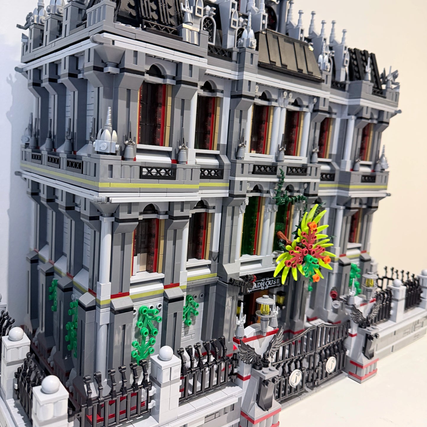 7527PCS Gothic Psychiatric Hospital Lunatic Hospital Building Blocks Set Haunted Mansion Style Construction Bricks Model Kit with Ornate Facade and Fence Details DIY Assembly Toys for Adults Ideal Birthday Holiday Gift Home O