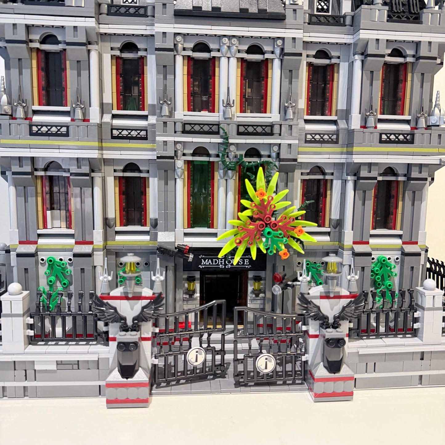 7527PCS Gothic Psychiatric Hospital Lunatic Hospital Building Blocks Set Haunted Mansion Style Construction Bricks Model Kit with Ornate Facade and Fence Details DIY Assembly Toys for Adults Ideal Birthday Holiday Gift Home O