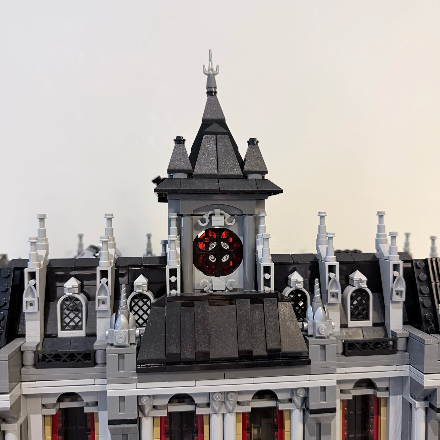 7527PCS Gothic Psychiatric Hospital Lunatic Hospital Building Blocks Set Haunted Mansion Style Construction Bricks Model Kit with Ornate Facade and Fence Details DIY Assembly Toys for Adults Ideal Birthday Holiday Gift Home O