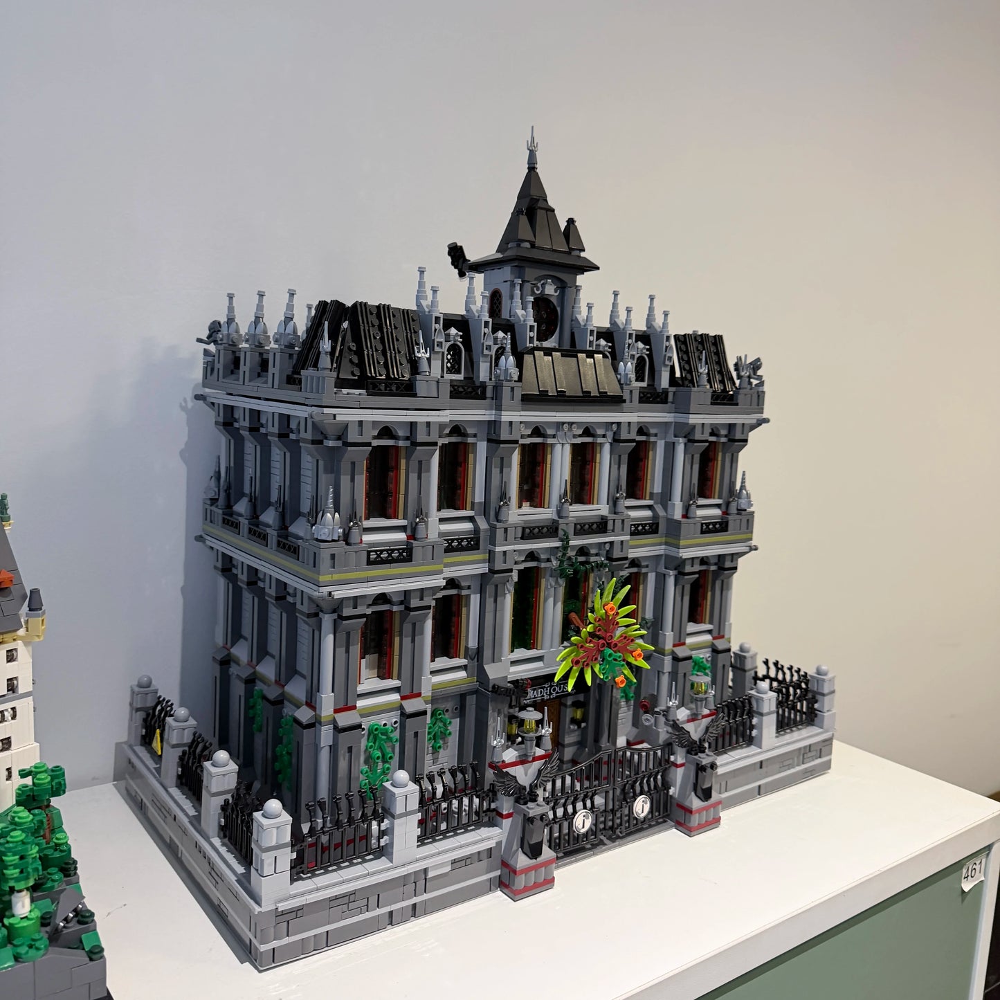 7527PCS Gothic Psychiatric Hospital Lunatic Hospital Building Blocks Set Haunted Mansion Style Construction Bricks Model Kit with Ornate Facade and Fence Details DIY Assembly Toys for Adults Ideal Birthday Holiday Gift Home O