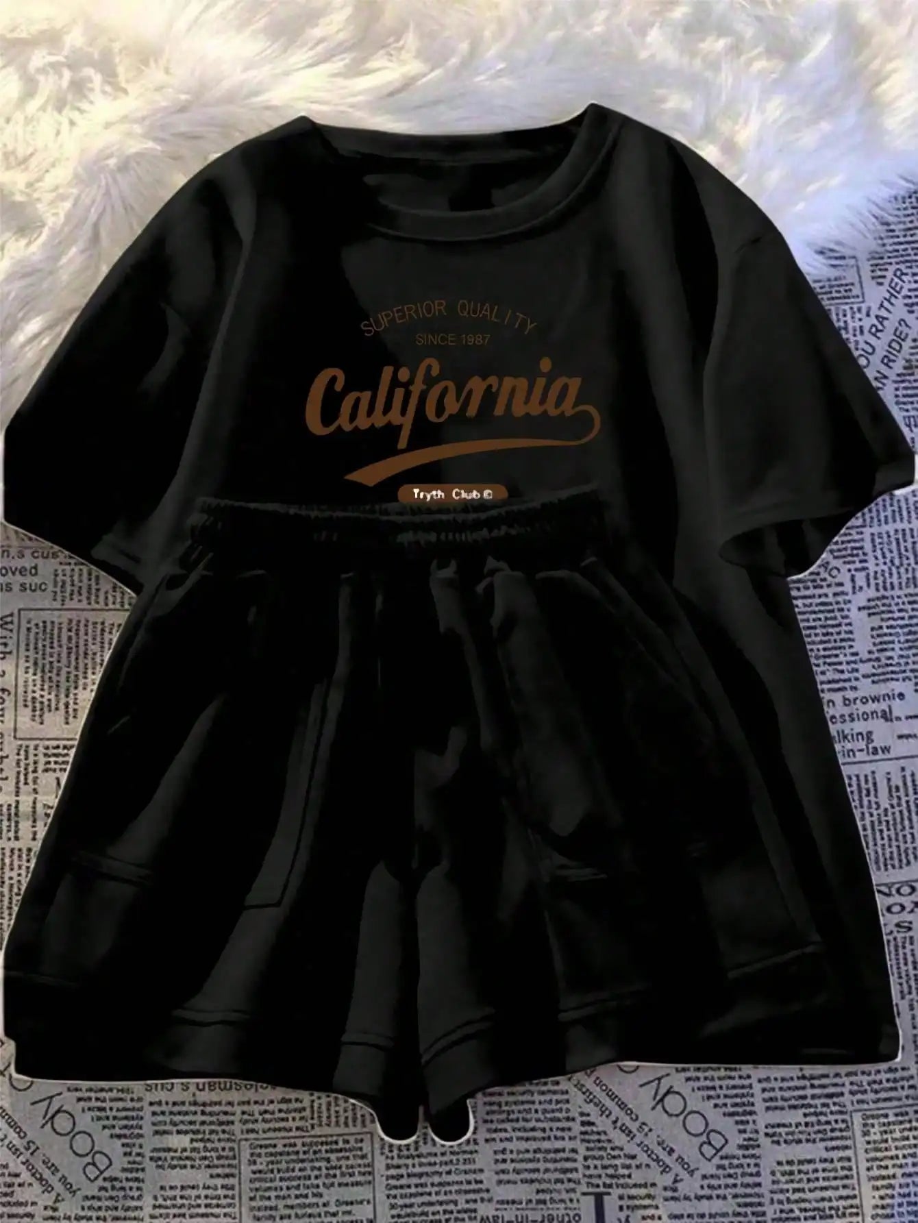 Printed girls' summer set, short sleeved T-shirt paired with casual shorts, stylish design, suitable for outdoor activities.
